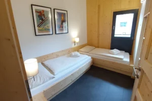 slaapkamer met 2 losse bedden